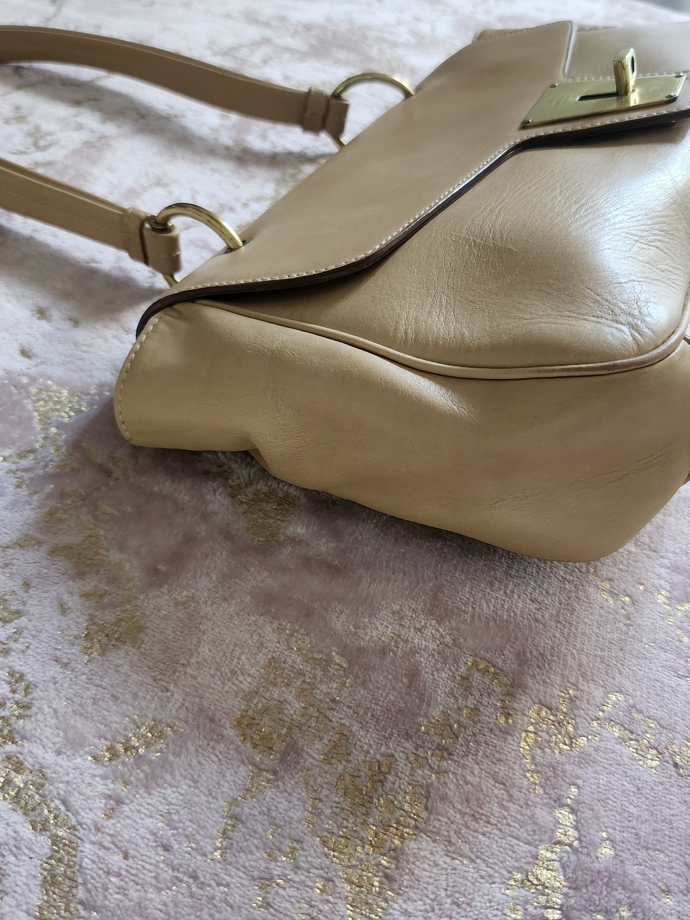 GUCCI | Vintage Beauty With Goldtone Hardware - Picture 3 of 16